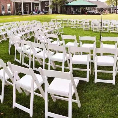 China Good Price Modern Stylish Design Wimbledon Plastic Resin Wedding Banquet Modern White Dining Folding Chairs for sale