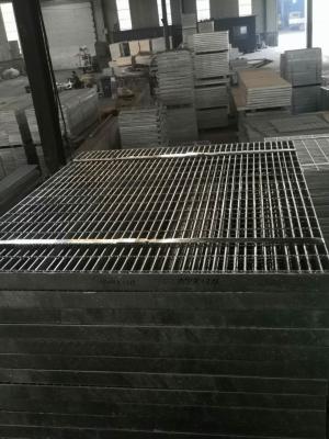 China 32 X 5mm Galvanised Grid Mesh Chemical Plant Irrigation Waste Water Treatment Platform for sale