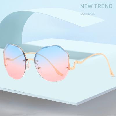 China Fashion Sunglasses The New Ocean Cut Balance Irregular Curved Legs With Oversized Curves Frame Rimless Sunglasses for sale