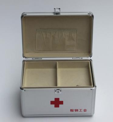 China La caja de los primeros auxilios del ABS con la bandeja desprendible para el pequeño doctor de aluminio de las medicinas lleva la plata de la caja de la medicina en venta