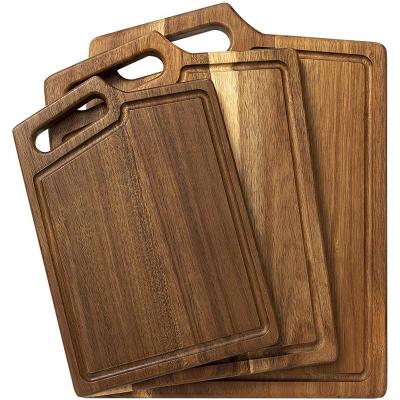 China Sustainable Wholesale Kitchen Gift Set Wooden Serving Board Dark Color Balance Wood Cutting Board With Handle for sale