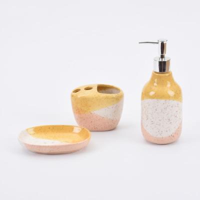 China Luxury Wholesale Transparent Ceramic Bathroom Chandelier Joyye Bath Set Unique Soap Dish With Drain for sale