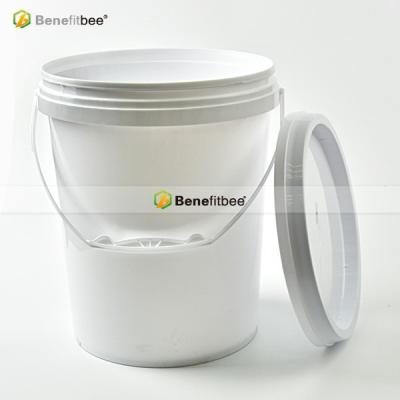 China Bee honey bucket/barrel 20 liters of beekeeping supplies bucket/plastic honey bucket with thickened body for sale