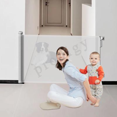 中国 Extra 55inches No Drilling Baby Retractable Gate Pets Mesh Safety Gate For Stair, Doorway 販売のため