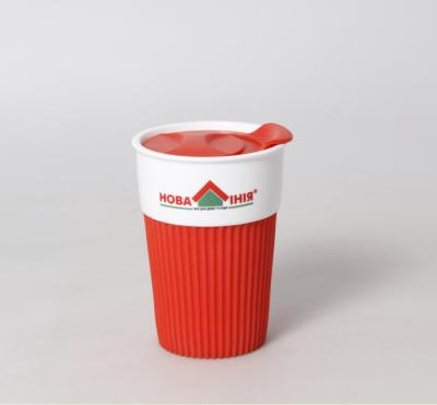 China Sustainable Porcelain To Go Coffee Mug With Plastic Lid And Silicon Sleeve for sale