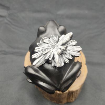 China China Crystal Animal Carving Chrysanthemum Stone High Quality Natural Crystal Frog for sale