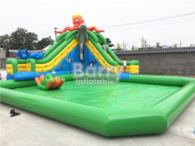 Chine Piscine gonflable imperméable de thème vert de château avec la glissière de poulpe sur la terre à vendre