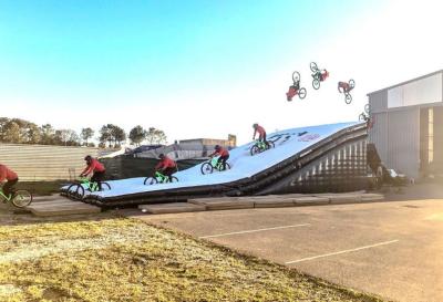 China Luchtkussen van de douane het Openlucht Grote Opblaasbare Sprong met Helling voor het Ski?en of Bmx-Fietsstunt of FMX Te koop