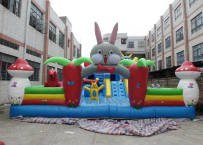 Chine Château plein d'entrain commercial gonflable géant imperméable avec le videur sautant à vendre