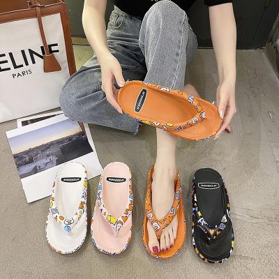 China 2022 New Fashion Trend Flat Sandals Design, Non-slip Platform Flip Flops Flat Sandals, High Quality Women's Fashion Flat Sandals for sale