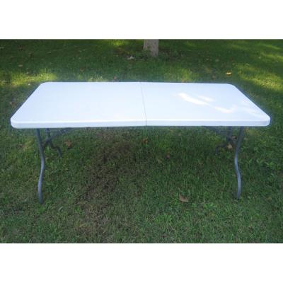 China Factory Traditional HDPE Folding Table Round Outdoor Wedding Plastic Folding Tables for sale