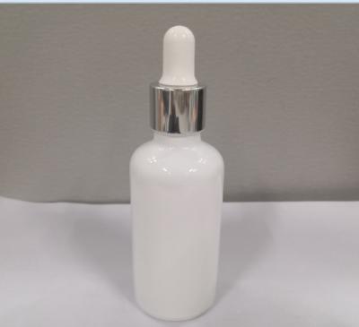 Chine logo adapté aux besoins du client par conteneur en verre blanc et couleur d'huile essentielle de cosmétique de bouteille du compte-gouttes 50ml à vendre