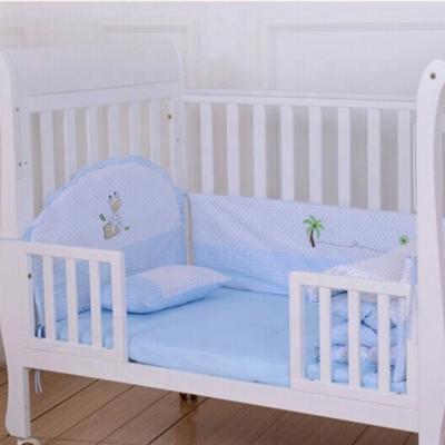 China Durable Convertible Wood Good Quality Material Baby Crib / Wooden Crib Sets Baby Cribs for sale