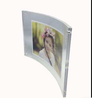 China Modern Clear Acrylic Curved Photo Frame Magnet Picture Frame Mounted Double for sale