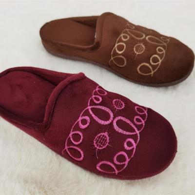 China Breathable Women Eva Clogs Sandals Fleece Warm Lady Indoor Sandals With Fur Lining Embroidery Upper for sale