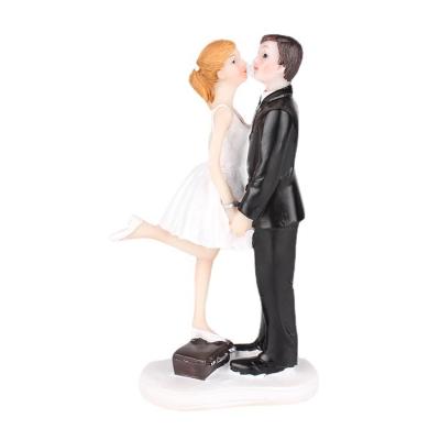 China The other hot selling new style resin lover open statue customize couples figurine for wedding decoration for sale