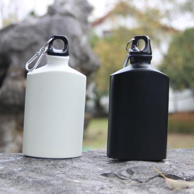 China WLA002 Sustainable Flat Aluminum Water Bottle Sports Bottle Aluminum Water Bottle With Hook Climbing Carabiner for sale