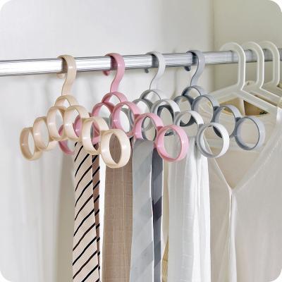 China Traditional Wardrobe Round 6 Holes Circle Scraf Multifunctional Belt Hanger Drying Link Plastic Belt Holder Scarf Hangers for sale