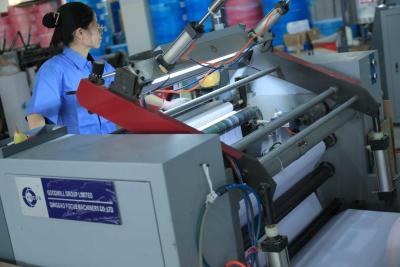 Chine FOCUS Machine de remontage de rouleau de papier à découpe thermique POS entièrement automatique à vendre