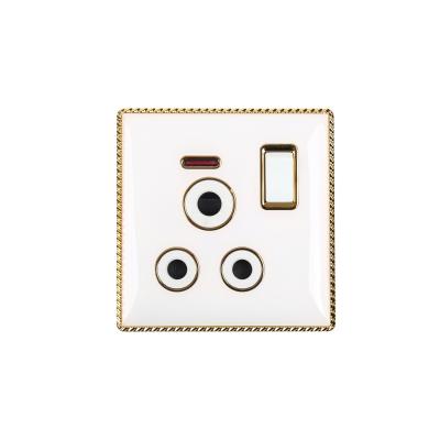 China UK Standard High Quality Custom Color Electrical Sockets 15A / 32A Round Plug Socket for sale