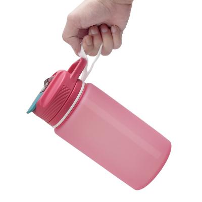 China Factory Wholesale Price Sustainable Silicone Sports Drink Bottles With Lid And Straw for sale