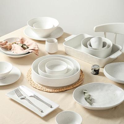 China Sustainable Manufacturer Custom Nordic Durable Kitchen Restaurants Roll Dishes Plates Luxury White Porcelain Dinnerware Dinnerware Sets for sale