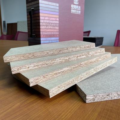 China Fancy Modern Decorative Board Wardrobe OSB Board 1220*2440*22MM Board Flatter Directional Structural Board zu verkaufen