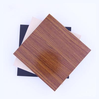 China Wood Pattern Furniture Double Face Colored Veneer Film Faced Plywood Paint Free Sandwich Panel en venta