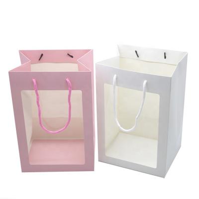 China Bolsos de empaquetado del regalo de lujo del lazo, bolsa de papel de la cartulina con la ventana transparente en venta