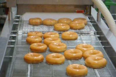 China Industrieller Donut 12000 PC-/Stunde, der Maschine mit kundengebundenem sechseckigem Schneider herstellt zu verkaufen