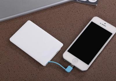 China banco del poder del regalo del poder más elevado del teléfono celular 2500mah con el cable incorporado, batería del Li-polímero en venta