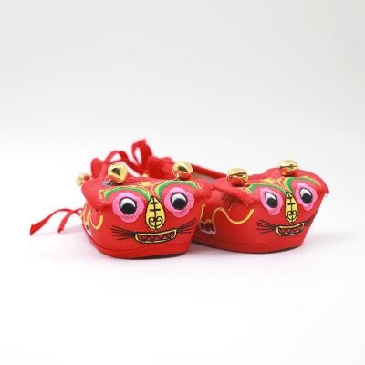 China Birthday Gift Traditional Chinese Style Baby Gift Flat Popular Hand Embroidery Shoes for sale