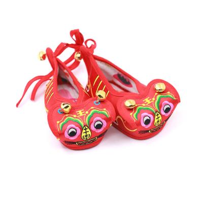 China Chinese style handmade embroidery flat high quality hot selling tiger head shoes for sale