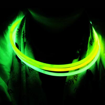 China 5*580mm green color plastic logo customized party package glow stick chemical necklace for sale