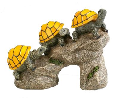 China Solar Powered Garden Polyresin Tortoises Turtles On Log Outdoor Accent Lighting LED Garden Light Decor for sale