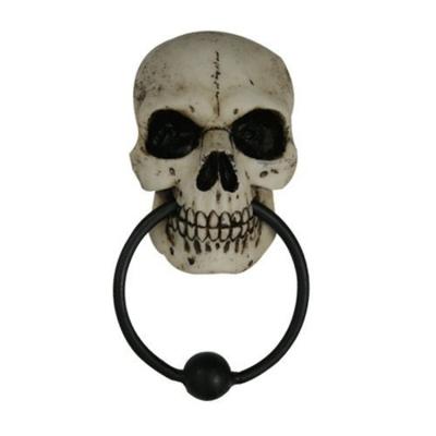 China Halloween Decoration Hot Selling Personalized Handmade Polyresin Skull Door Knocker Statue for sale