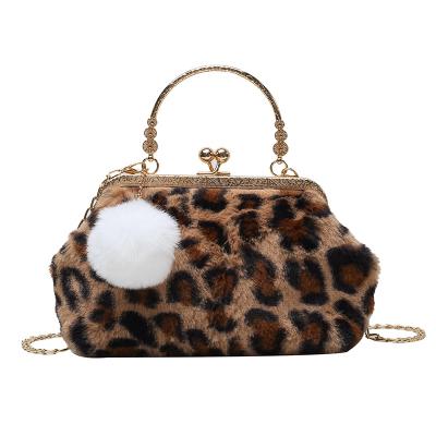 China Lady 2021 new autumn winter trend women's clutch bags fashion ladies clutches bag luxury evening chain bags for sale