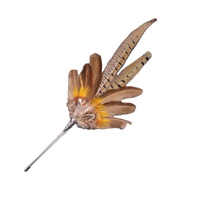 China Broche de bronce montada con plumas de faisán teñida en tamaño 10 * 30 cm para la declaración de moda en venta