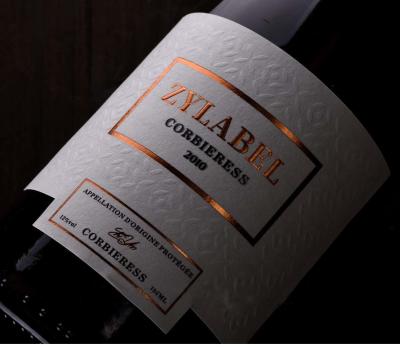 China Las etiquetas autoadhesivas de encargo del vino negro personalizaron el logotipo de oro del holograma en venta