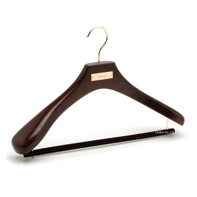 China LINDON Modern Christmas Clothes Suit Coat Hanger Christmas Velvet Bar Luxury Large Large Wooden Coat Hanger for sale