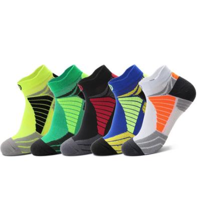 China Designer Basketball Printed Dirt-repellent Pure Breathable Sport Sock Men's Lightweight Cotton Athletic Socks For Customization for sale