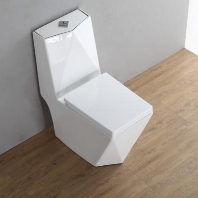 Chine Céramique Square Peeping WC One Piece Toilette P Trap ODM moulage à vendre