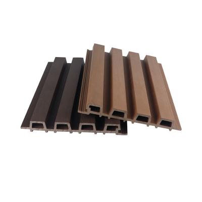 Chine Gris extérieur 28x217mm de WPC de revêtement de plancher imperméable de panneau pour le décor de piscine à vendre