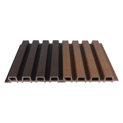 Chine Panneau de mur de revêtement de Brown 25x227mm WPC pour la planche de dégrossissage composée en plastique de gril en bois de parc d'hôtel à vendre