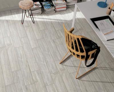 China Grano de madera 150x900m m gris claro de las tejas de la porcelana de la anchura a prueba de polvo de 600m m en venta