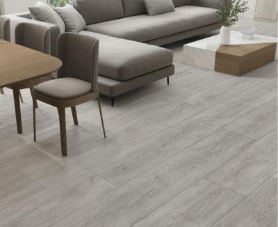 China la longitud Grey Wood Wall Tiles, anchura del 150cm de 4Pcs los 25cm esmaltó la baldosa de madera de la mirada de la porcelana en venta