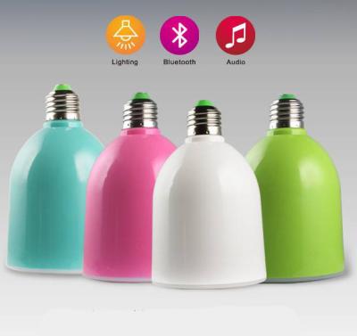 China Multi - colora da movimentação multifuncional de USB da ampola da música de Bluetooth o brilho alto à venda