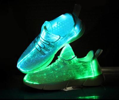 Cina 11 scarpa a fibra ottica dell'arcobaleno LED accende il tessuto respirabile principale della fibra delle scarpe da tennis in vendita