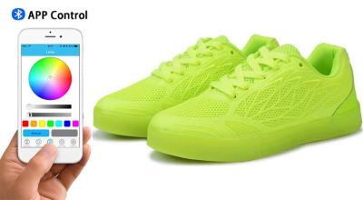 China El App elegante del APP del teléfono controló los zapatos del LED para mujer/los hombres llevó las zapatillas de deporte luminosas en venta