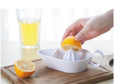 Cina Alloggi la tazza portatile degli spremiagrumi della cucina/gli spremitoi arancio del limone spremiagrumi manuali in vendita